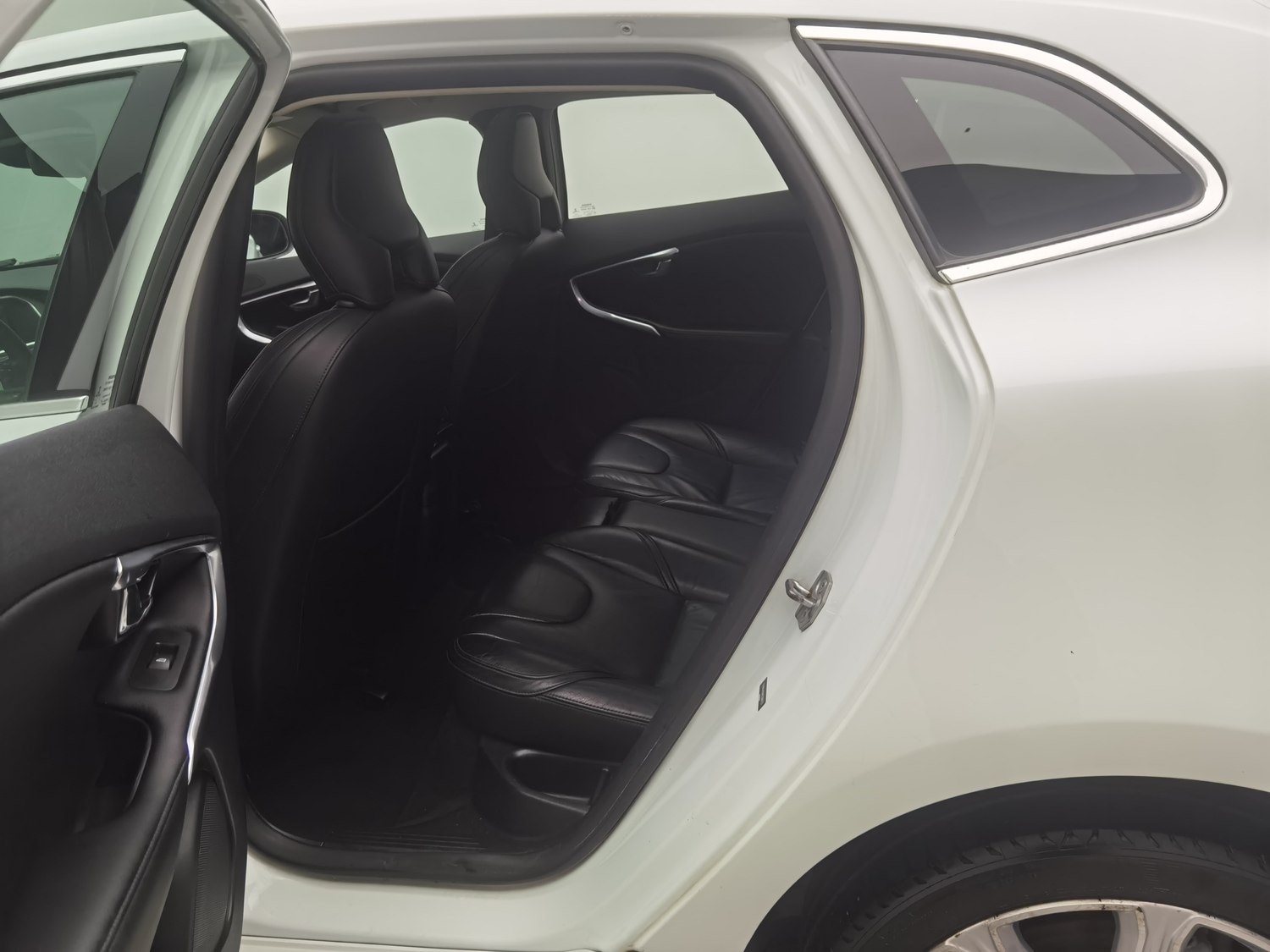 Used Volvo V40 2017 2.0 AT
