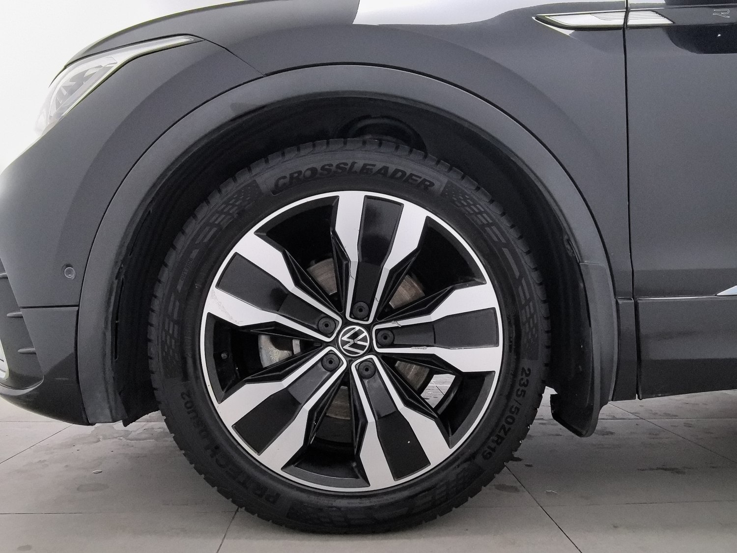 Used Volkswagen Tiguan L 2023 2.0 AT