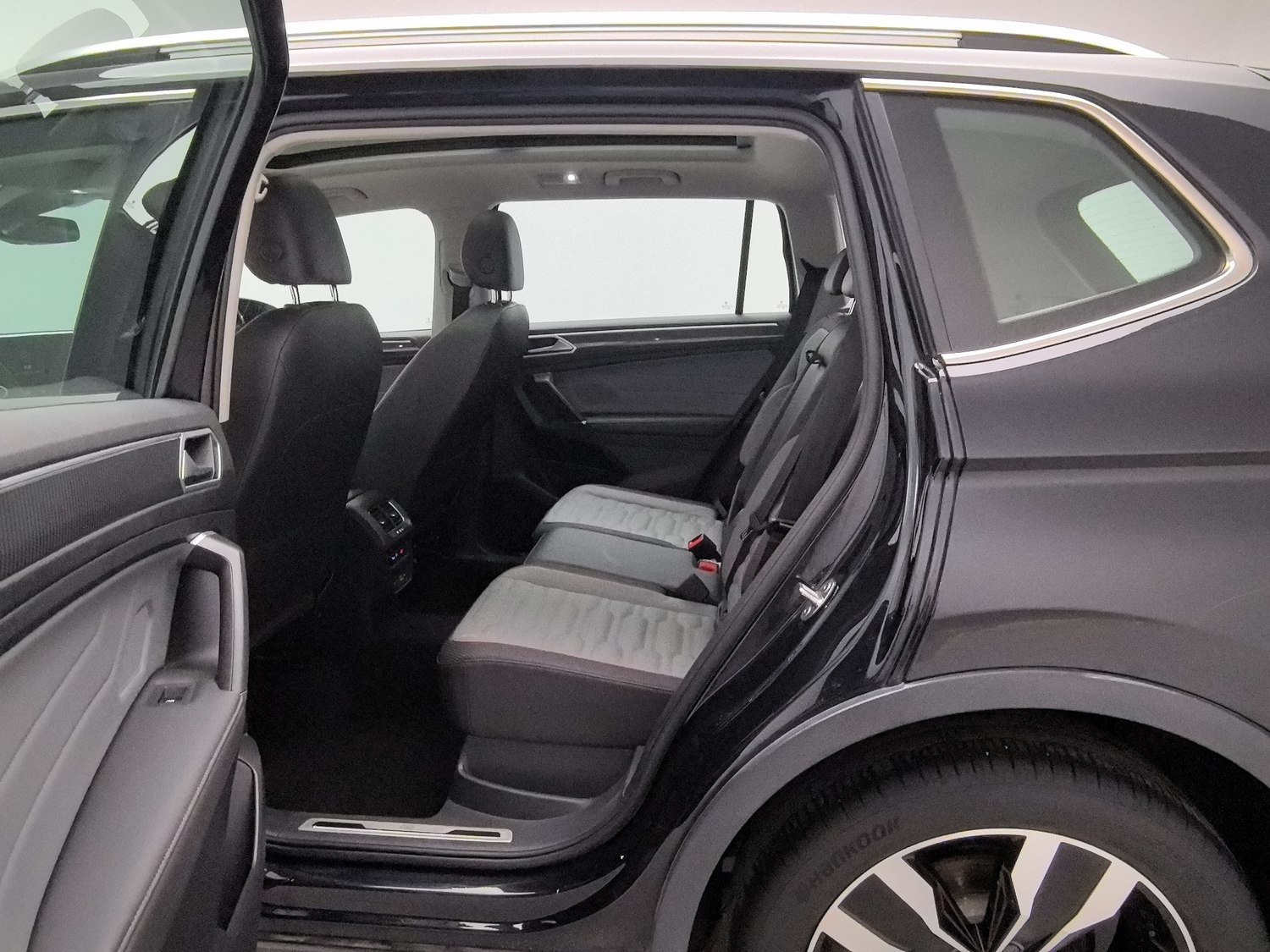 Used Volkswagen Tiguan L 2023 2.0 AT