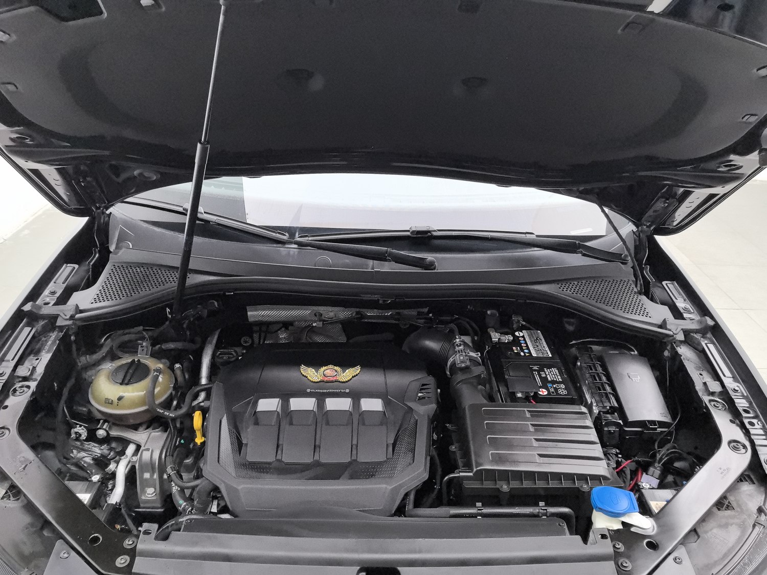 Used Volkswagen Tiguan L 2023 2.0 AT