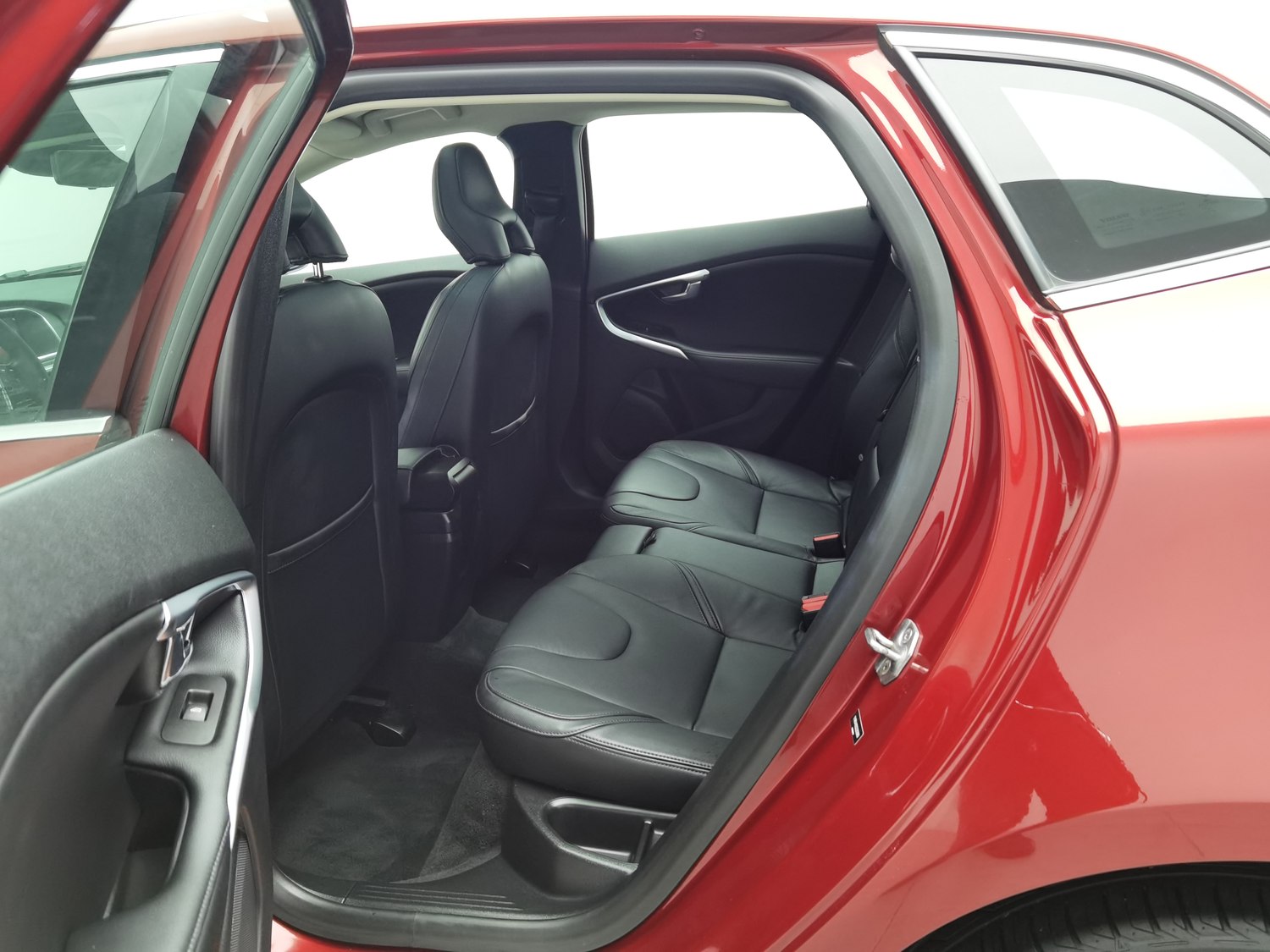 Used Volvo V40 2016 2.0 AT