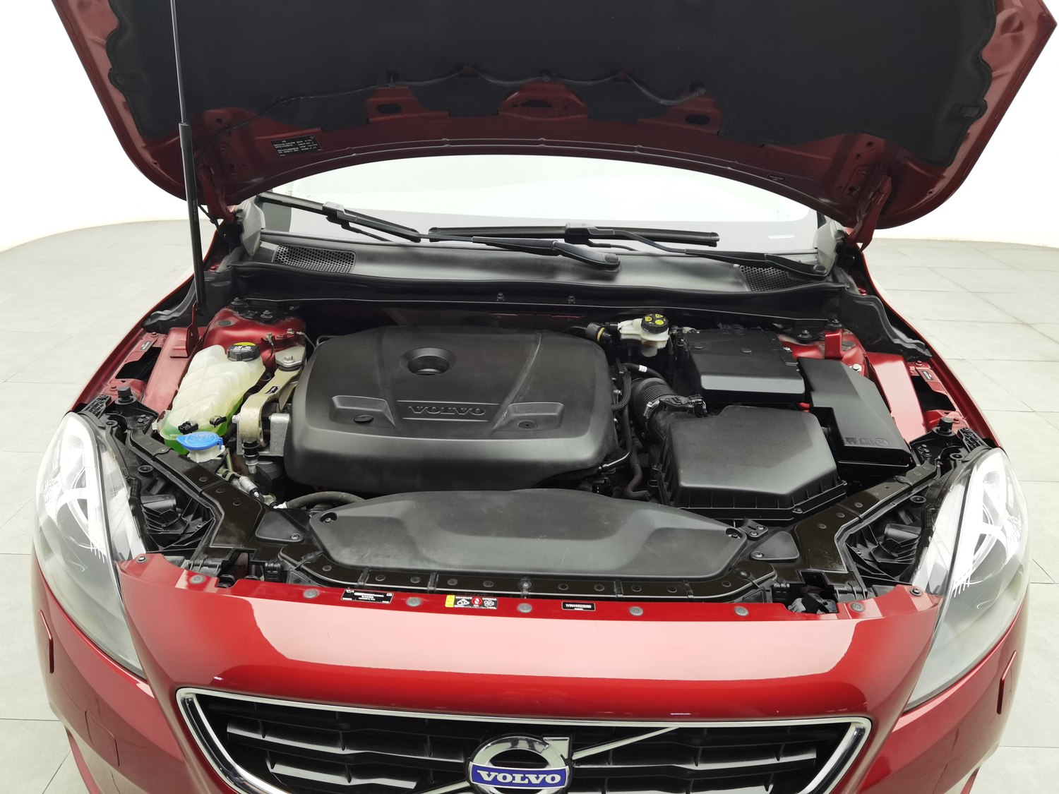 Used Volvo V40 2016 2.0 AT