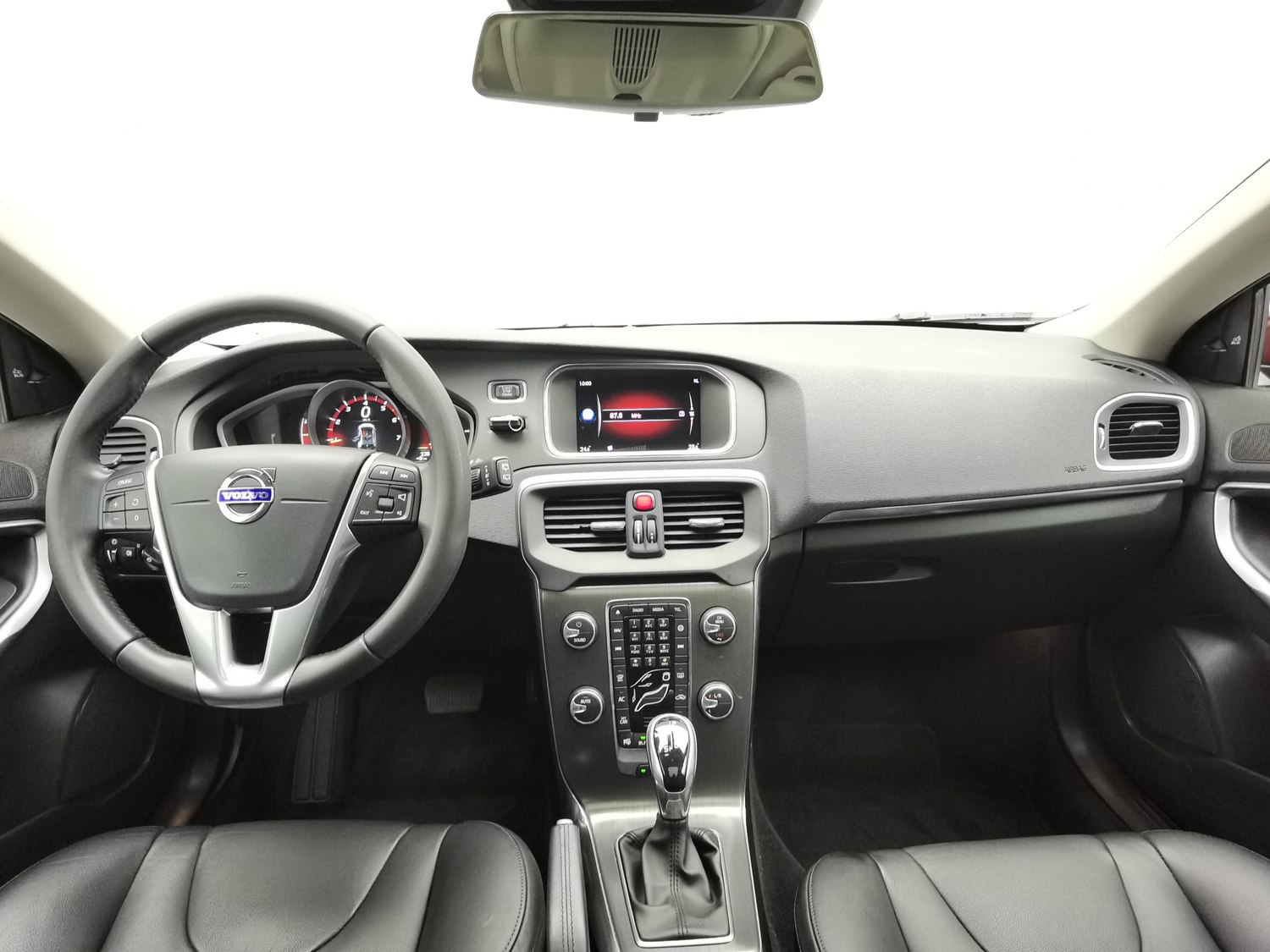 Used Volvo V40 2016 2.0 AT