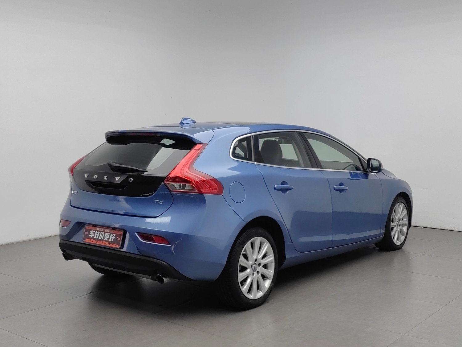 Used Volvo V40 2016 2.0 AT