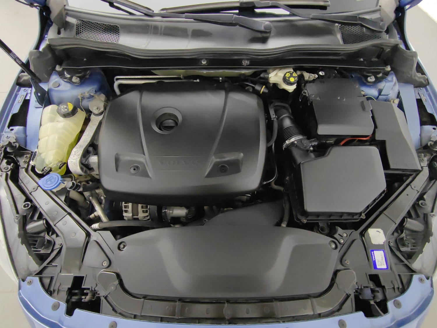 Used Volvo V40 2016 2.0 AT