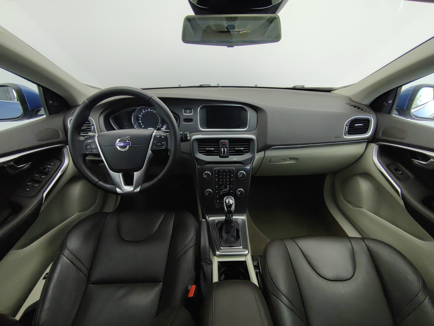 Used Volvo V40 2016 2.0 AT