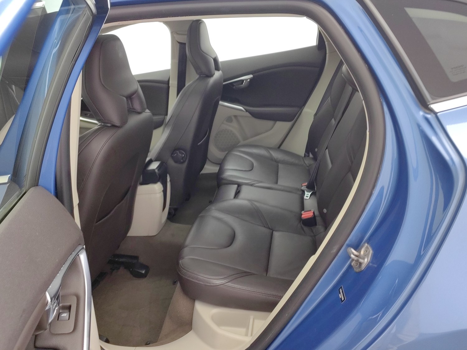 Used Volvo V40 2016 2.0 AT