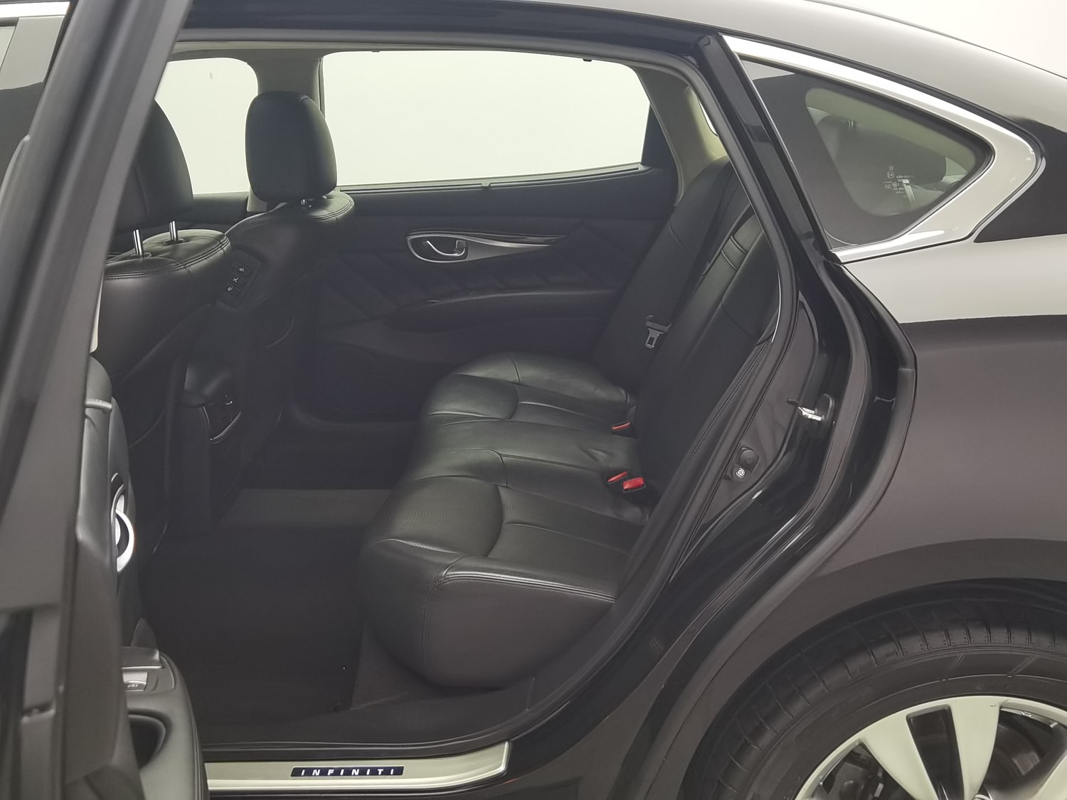 Used Infiniti Q70 2013 2.5 AT