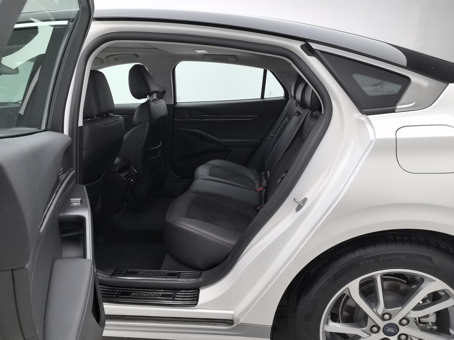 Used Ford Mondeo 2022 2.0 AT