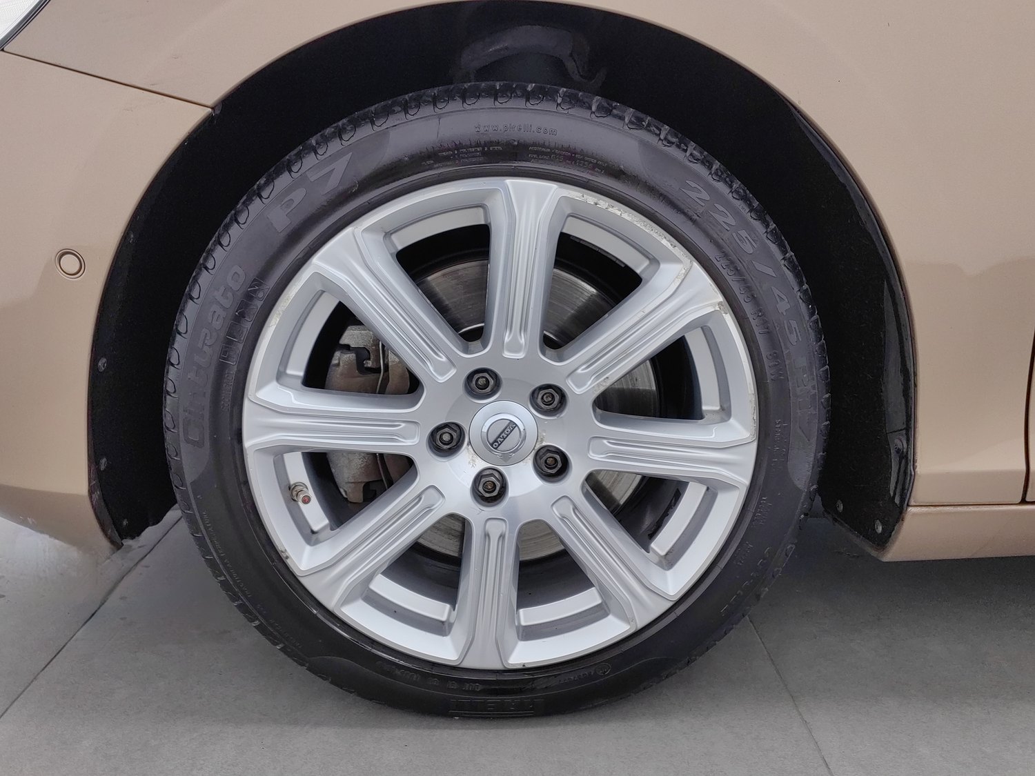 Used Volvo V40 2017 1.5 AT