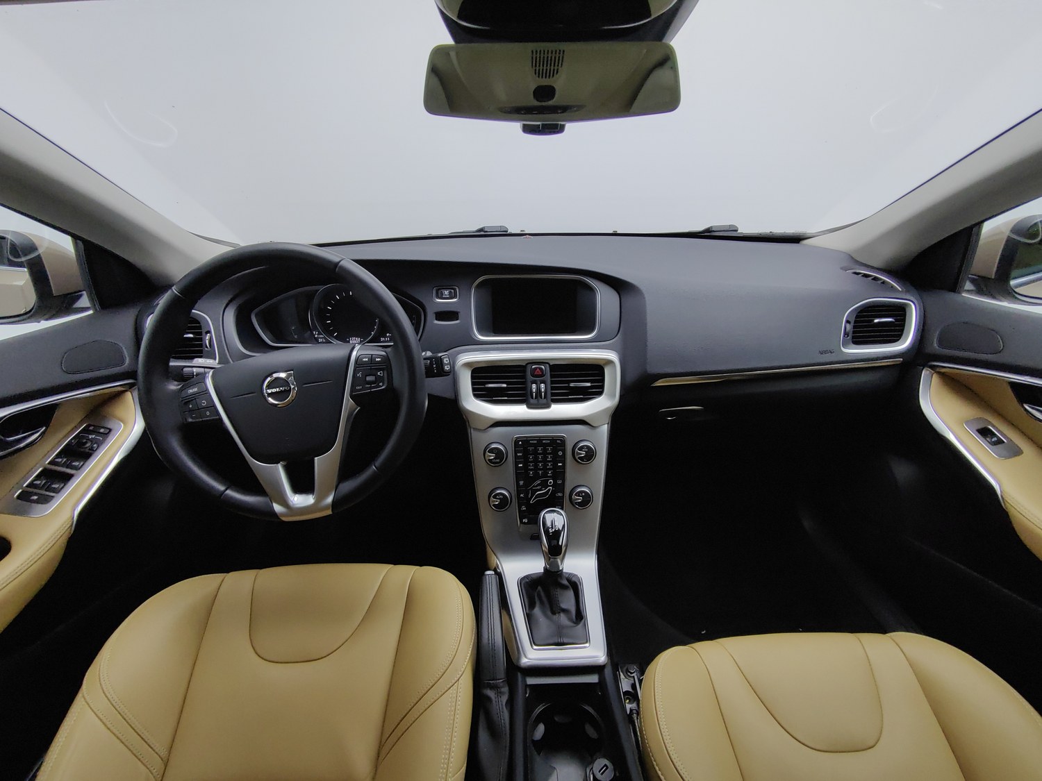Used Volvo V40 2017 1.5 AT