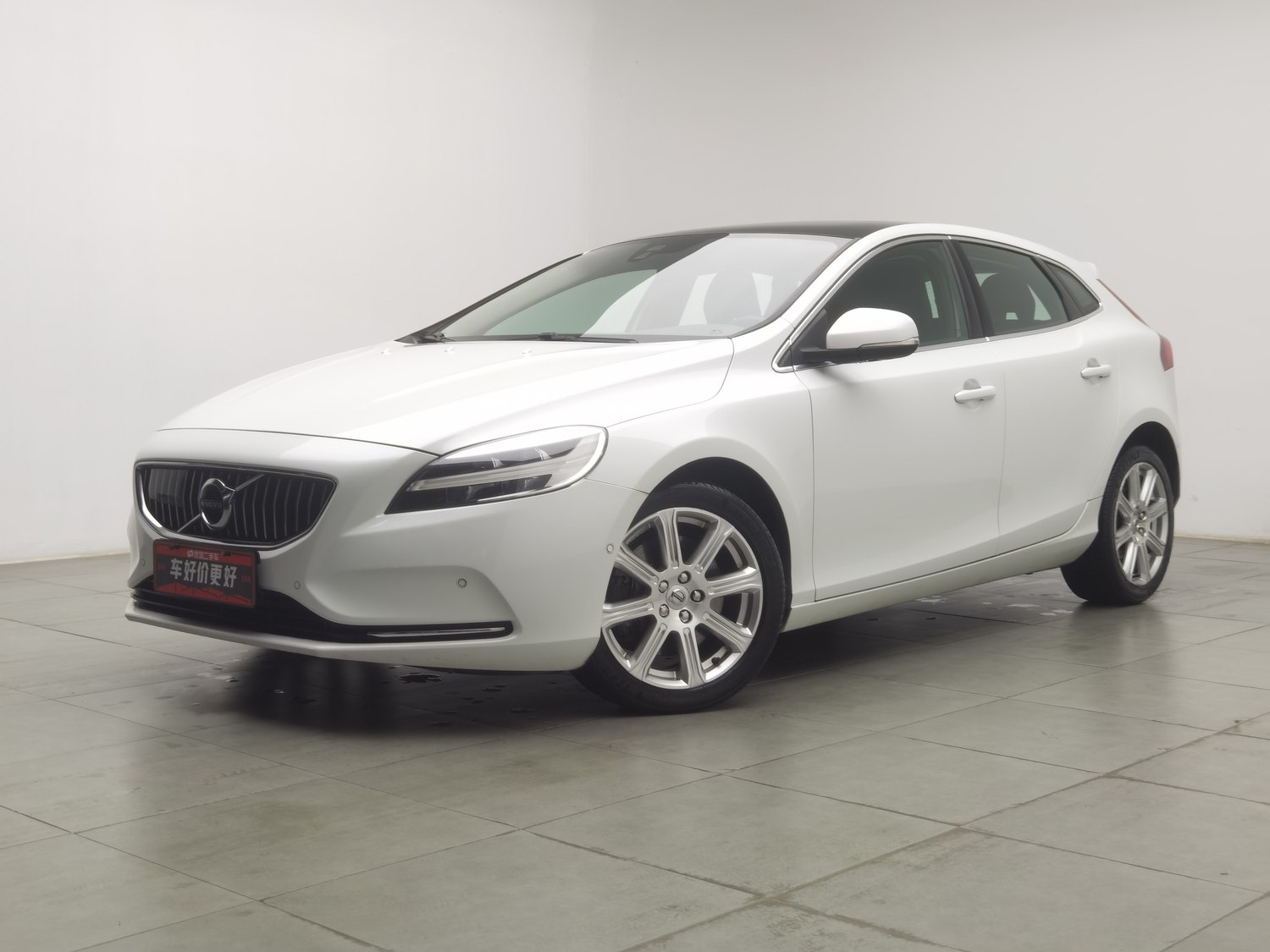 Used Volvo V40 2017 2.0 AT