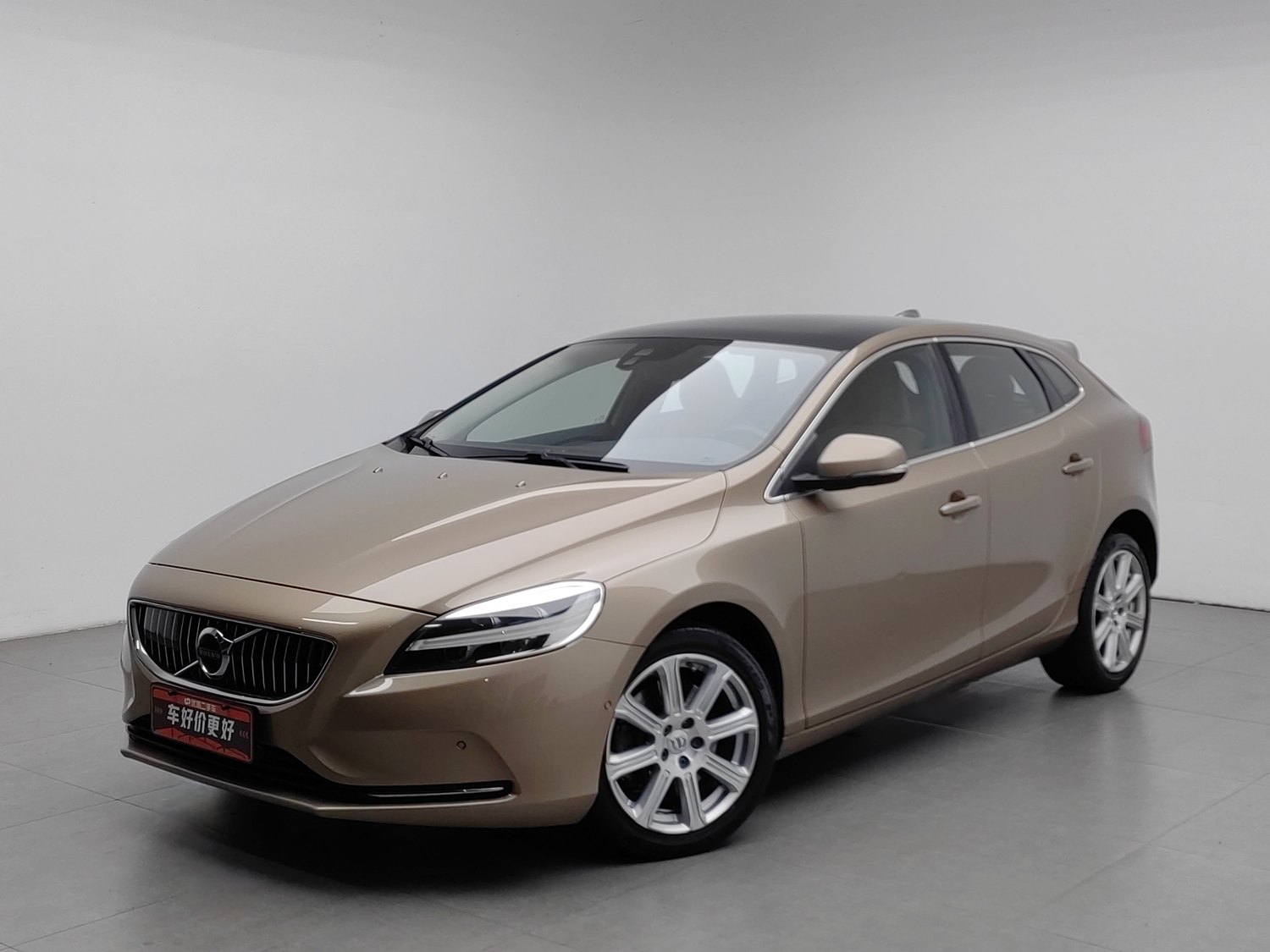 Used Volvo V40 2017 1.5 AT