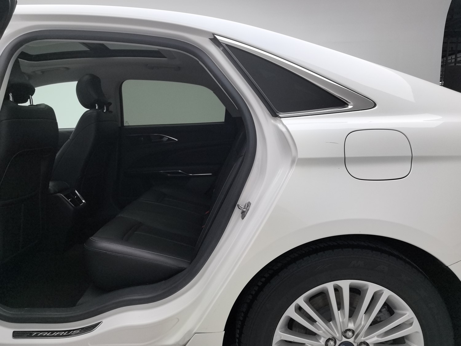 Used Ford Taurus 2015 2.0 AT