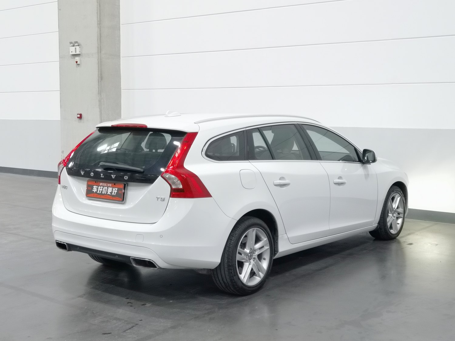 Used Volvo V60 2015 2.0 AT