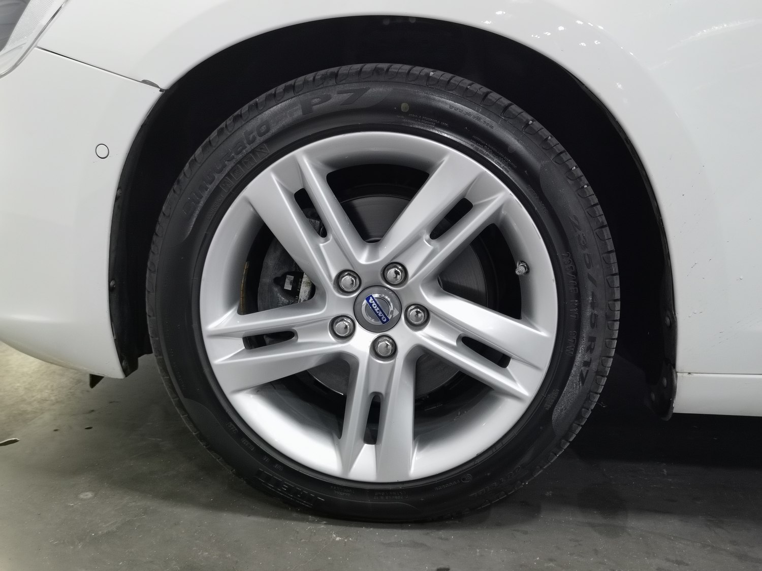 Used Volvo V60 2015 2.0 AT