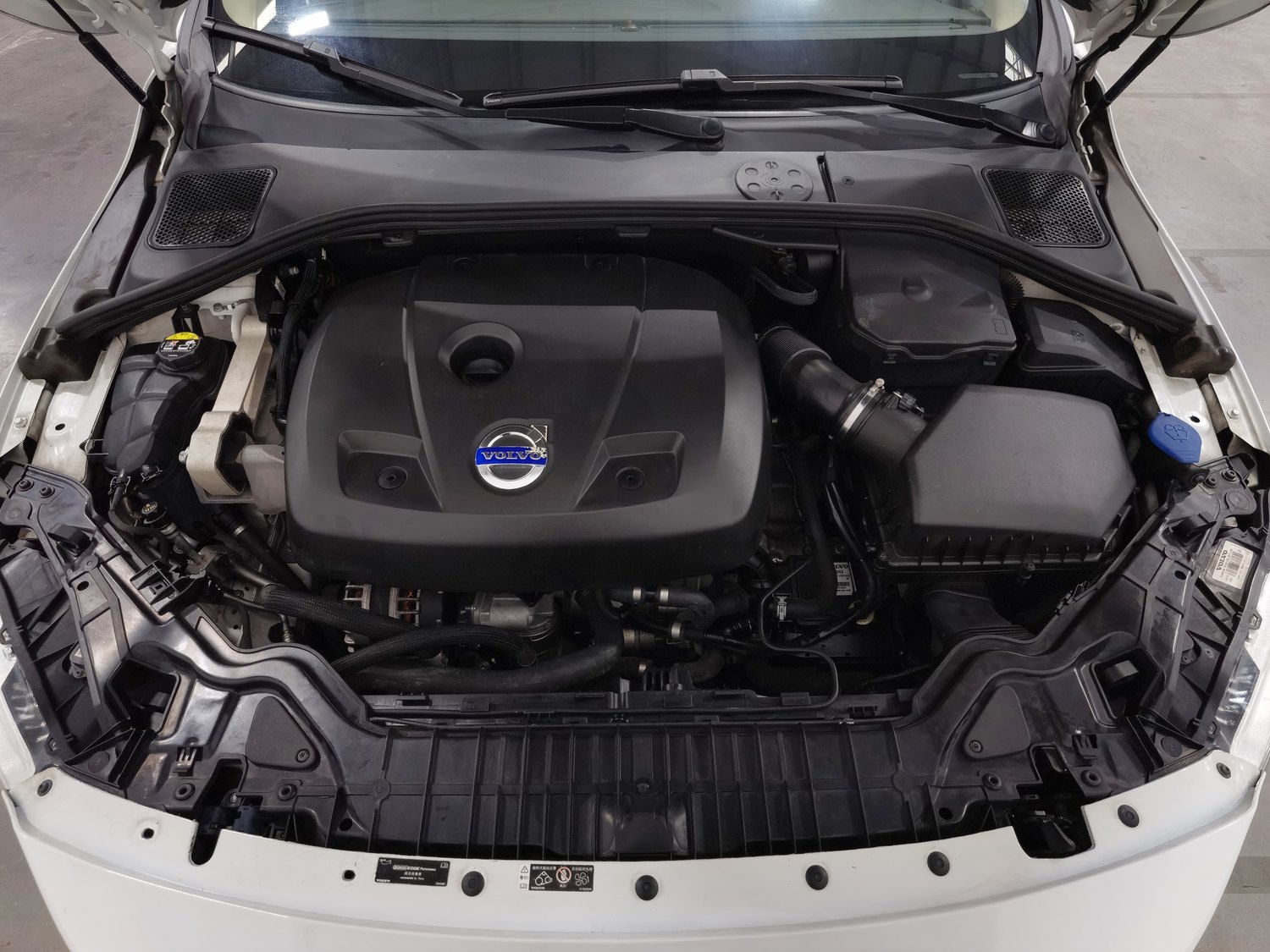 Used Volvo V60 2015 2.0 AT