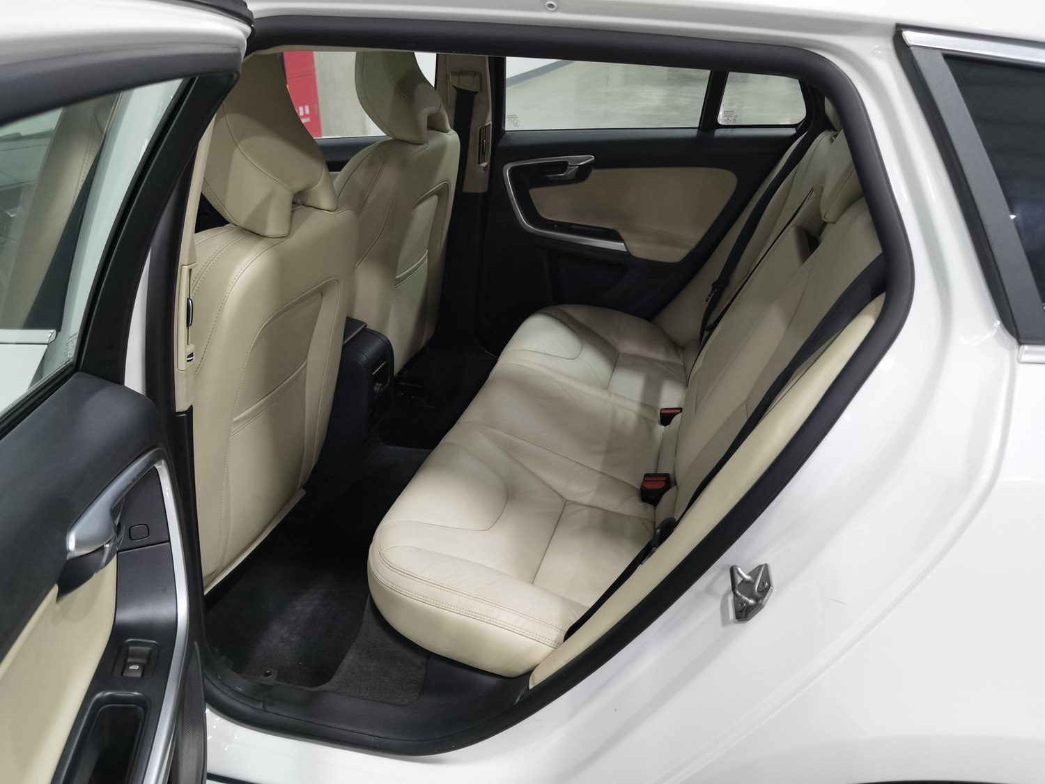 Used Volvo V60 2015 2.0 AT