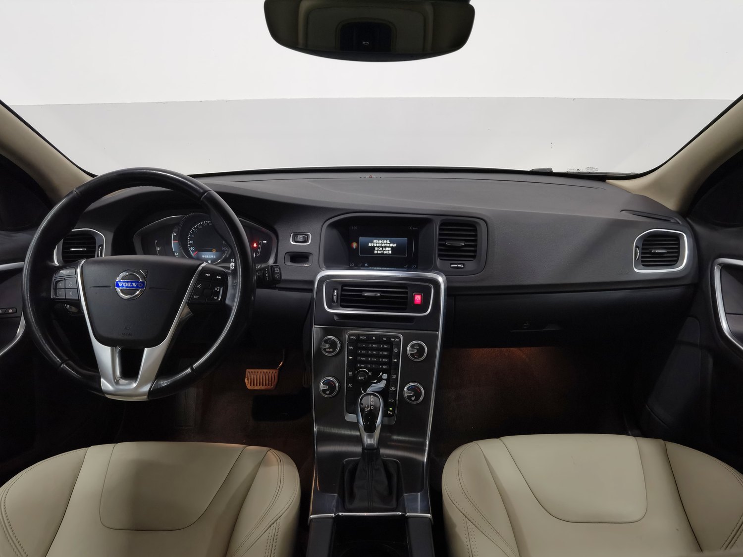 Used Volvo V60 2015 2.0 AT