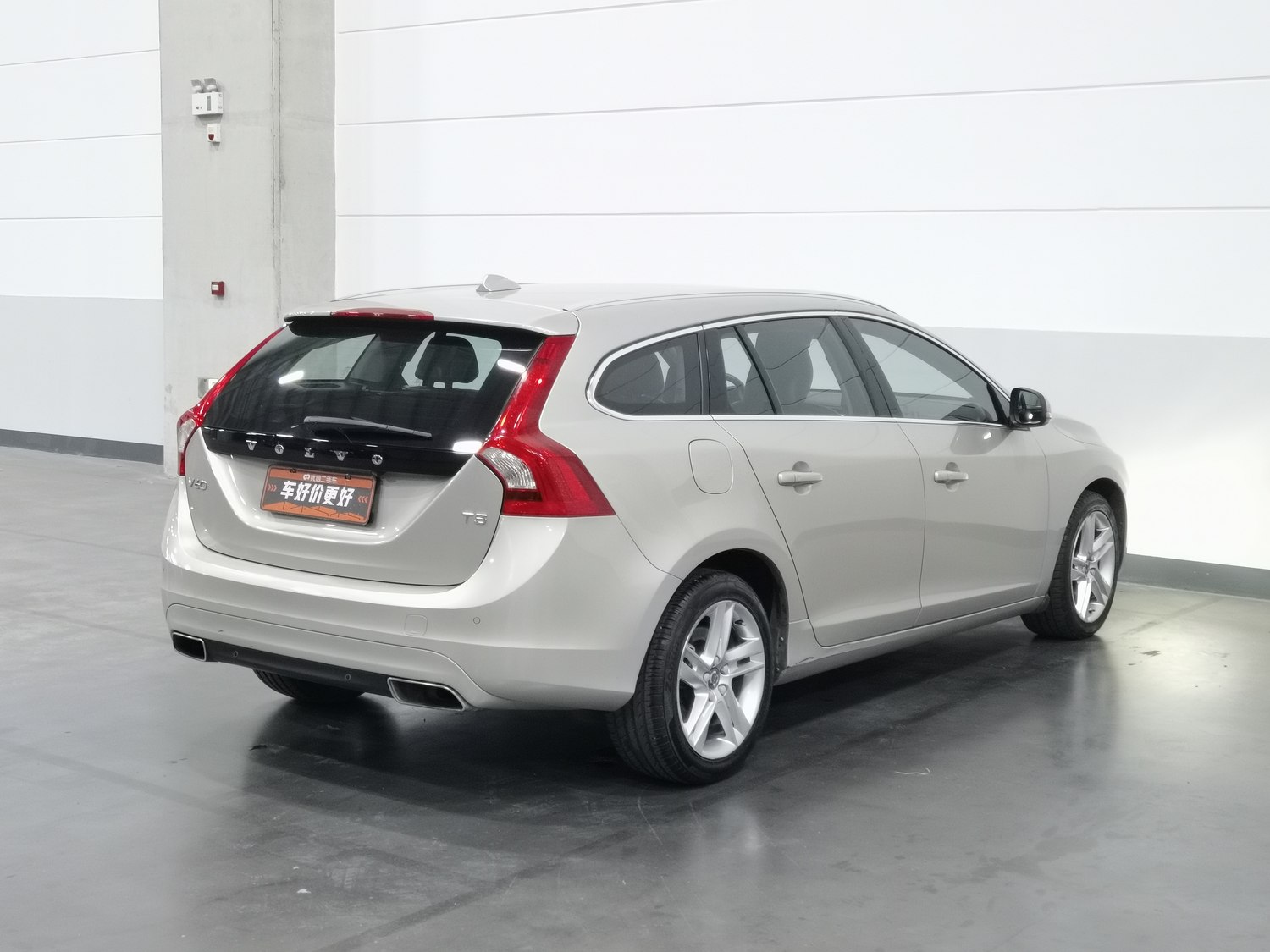 Used Volvo V60 2016 2.0 AT