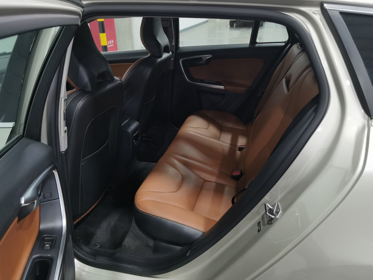 Used Volvo V60 2016 2.0 AT