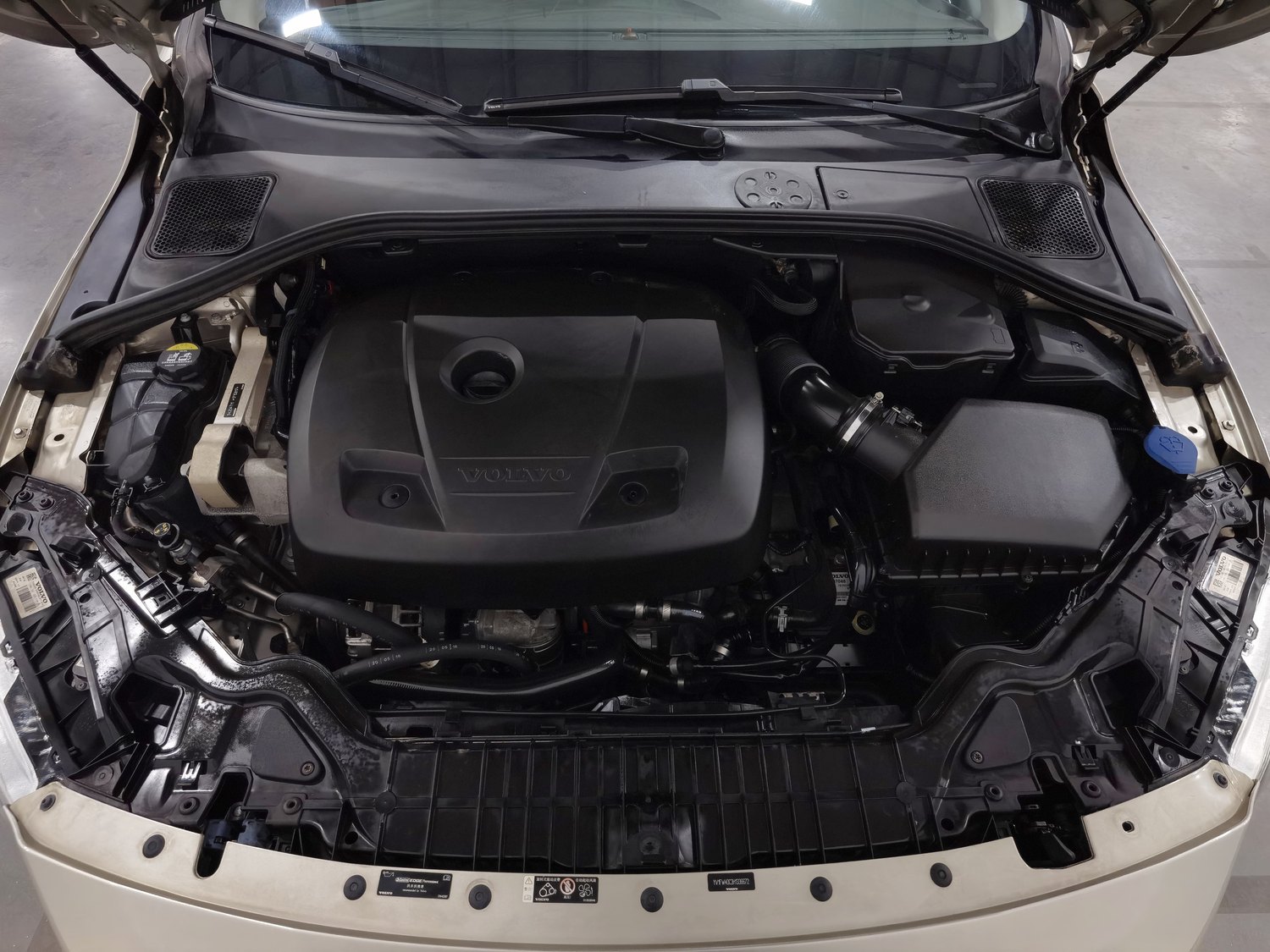 Used Volvo V60 2016 2.0 AT