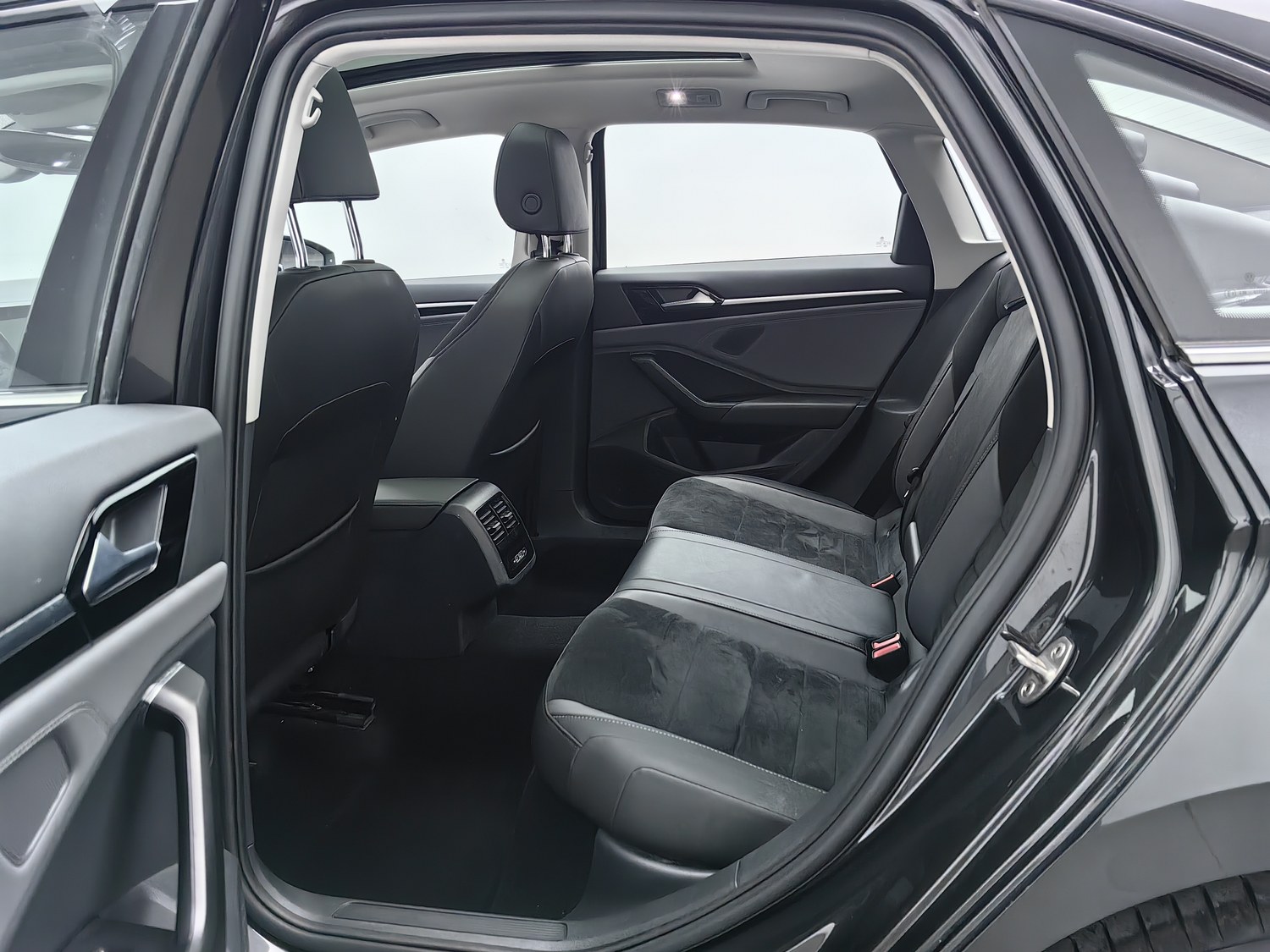 Used Volkswagen Sagitar 2021 1.4 AT