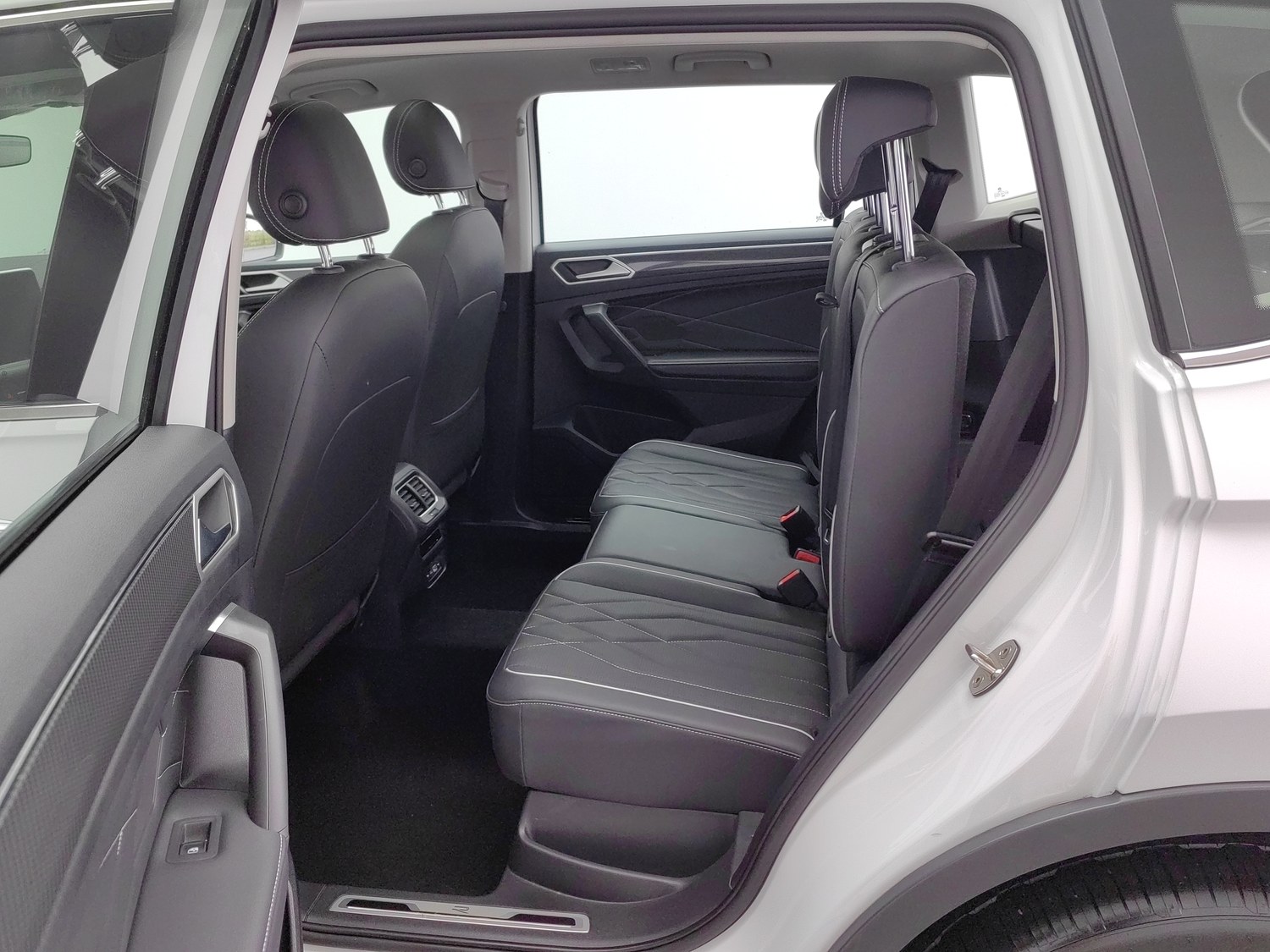 Used Volkswagen Tiguan L 2023 2.0 AT